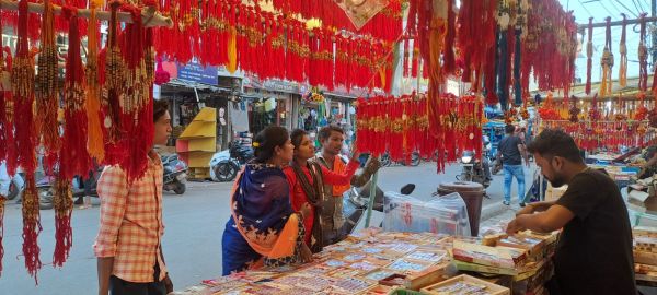 भाई-बहन का पर्व रक्षाबंधन के लिए सजा बाजार