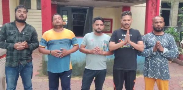 बीच सडक़ तलवार से केक काट रहे पांच  नामजद बदमाश गिरफ्तार, निकाला जुलूस