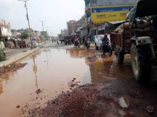 दर्जनों गांवों को जोडऩे वाले मुख्य मार्ग पर जल भराव-कीचड़