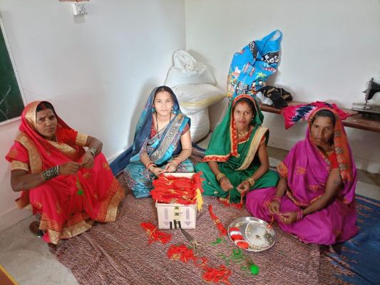 कलाई पर सजेगी स्वयं सहायता समूह  की महिलाओं के हाथों बनी राखियां
