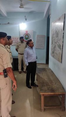 डीआईजी ने किया हमीरपुर चेक पोस्ट का निरीक्षण चौकन्ने होकर ड्यूटी करने दिए निर्देश  
