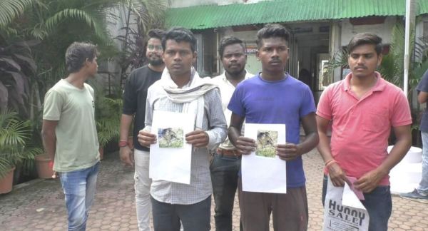 युवक की मिली लाश, परिजनों  ने की एसपी से जांच की मांग