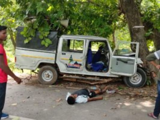 तेज रफ्तार बोलेरो पेड़ से टकराई, एक मौत, 3 घायल