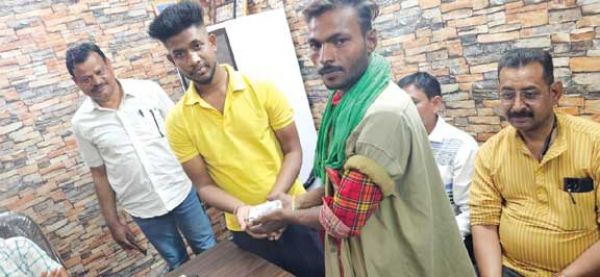 जेवर से भरा बैग आटो चालक  ने पुलिस को सौंपा