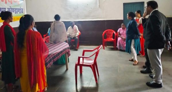 वृद्धाश्रम की दीवारें गीली व सीलन, शौचालय नहीं