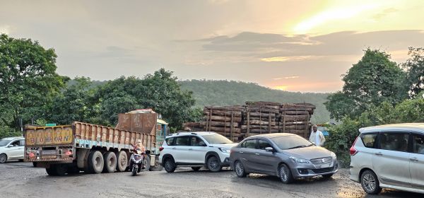 केशकाल मोड़ पर लकड़ी से भरा ट्रक खराब, घण्टों जाम
