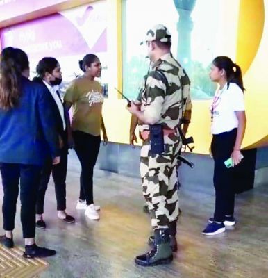 एयरपोर्ट पर ट्रैवल्स एजेंसी की लड़कियां  फिर भिड़ीं, थाने में एफआईआर