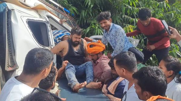 ट्रक अनियंत्रित होकर  पलटा, रास्ता जाम