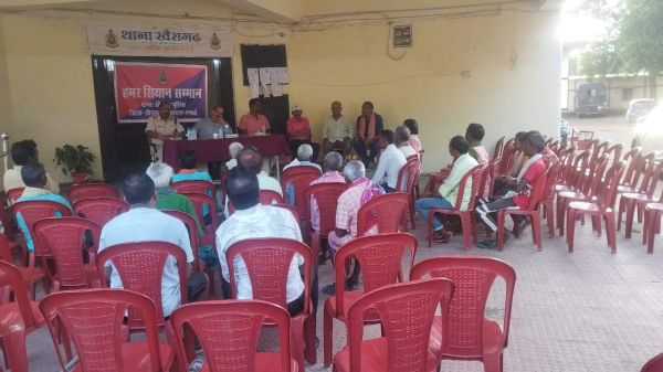 पुलिस ने किया सियानों का सम्मान
