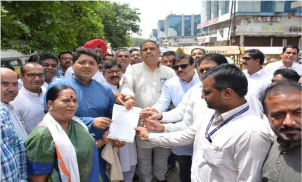 अंदर कांग्रेस नेताओं से ईडी पूछताछ कर  रही थी बाहर खिलाफ में लग रहे थे नारे