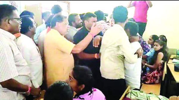 सांसद सोनी से गाली-गलौज, धरने पर बैठे