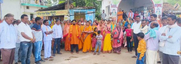 महेश राम ने 900 ग्रामीणों को तीर्थ यात्रा कराया