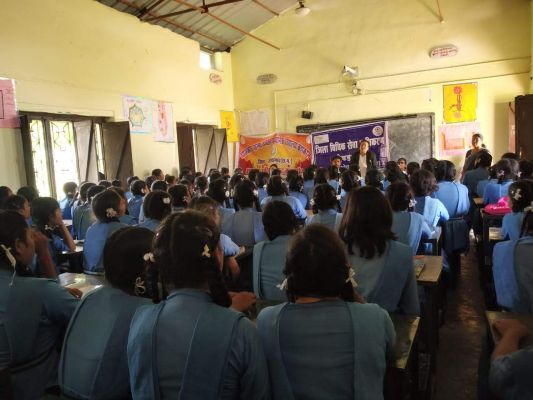   स्कूली छात्राओं को दी कानूनी जानकारी 