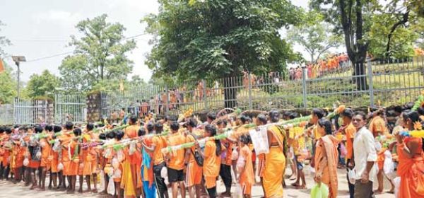 70 किमी पैदल चलकर हजारों शिवभक्त पहुंचे गोबराहीन
