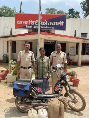 मोपेड पर शराब का अवैध परिवहन, आरोपी गिरफ्तार