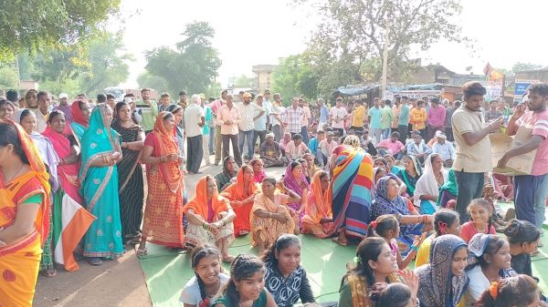 आधी रात ग्रामीणों ने खत्म किया चक्काजाम