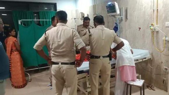 धारदार हथियार से प्रेमिका और खुद पर वार करने वाले प्रेमी की हालत खतरे से बाहर