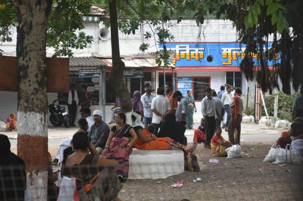 पहले कोविड, और अब आई फ्लू की वजह  से जेल प्रशासन ने बहनों को घरों में रोका 