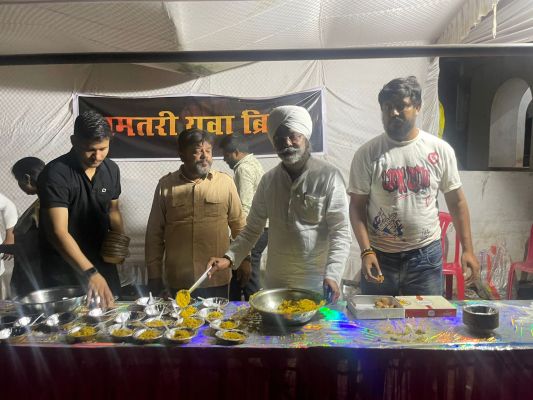 पूर्व विधायक होरा प्रसादी वितरण  में हुए शामिल