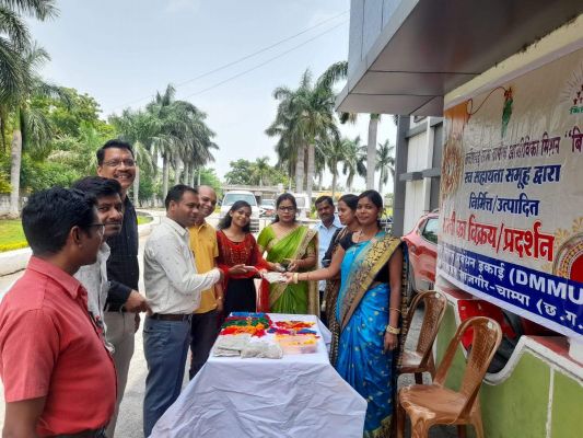 जिपं सीईओ ने राखी खरीदकर बढ़ाया महिला समूह का मनोबल
