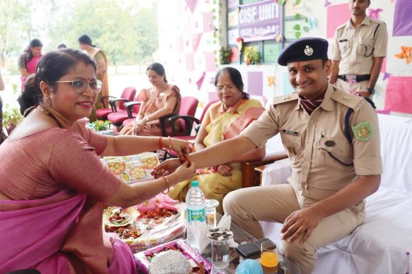 सैनिक रक्षा सूत्र अभियान, जवानों की कलाई पर बहनों ने बांधी राखी