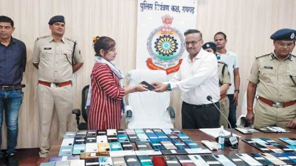 डीआईजी और एसएसपी ने लौटाये 203 गुम मोबाइल