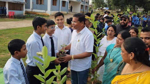 मरकाम ने आत्मानंद विद्यालय में पौधारोपण कर किया जागरूक
