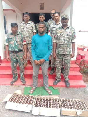 किराना दुकान से अंग्रेजी शराब जब्त, एक गिरफ्तार