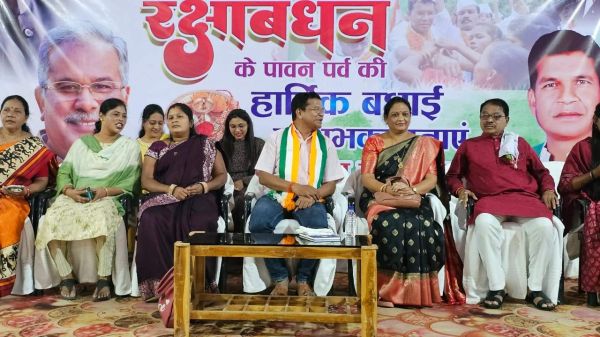 बहनों ने बाँधी विधायक भाई के हाथों पर राखी