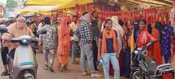 रक्षाबंधन पर बाजार देर रात तक रहा गुलजार