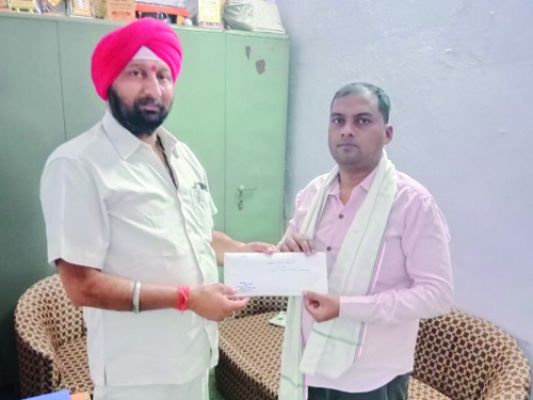 ब्लॉक अध्यक्ष ने दावेदारों की सूची शहर अध्यक्ष को सौंपा