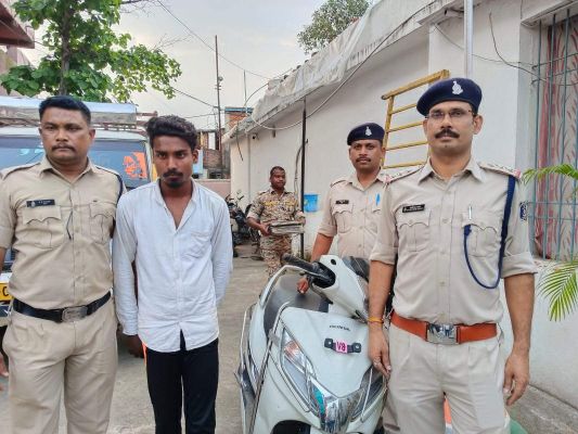 चोरी की स्कूटी में घूमना  पड़ा महंगा, गिरफ्तार