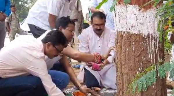 मरकाम ने पेड़ पर बांधा रक्षासूत्र