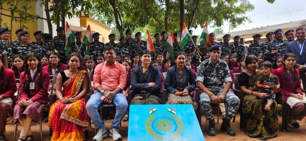 छात्राओं- शिक्षिकाओं ने सीआरपीएफ व पुलिस जवानों को राखी बांधी