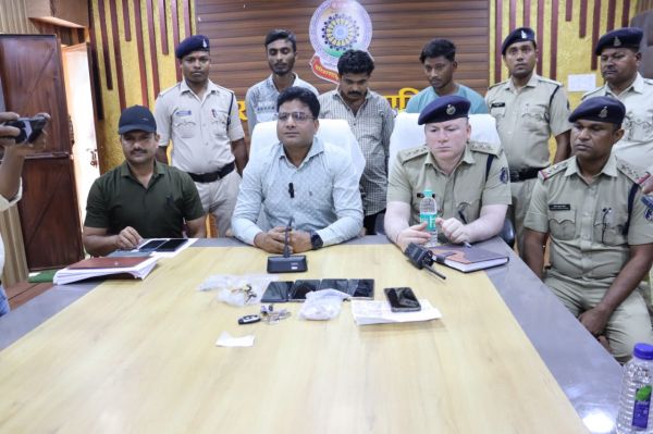 लाखों की चोरी के तीन आरोपी गिरफ्तार 