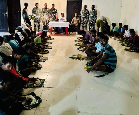 सीआरपीएफ जवानों ने ग्रामीणों व बच्चों संग मनाया रक्षाबंधन