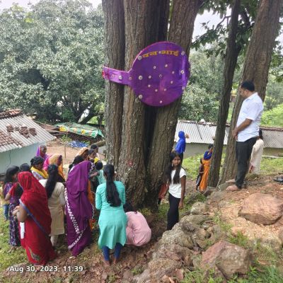 रक्षाबंधन पर पेड़ को राखी बांधकर पेड़ों को बचाने का दिया संदेश