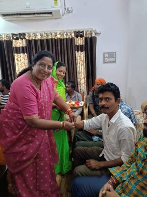 ऑटो चालकों को रक्षासूत्र बांध कर महापौर ने मनाया रक्षाबंधन