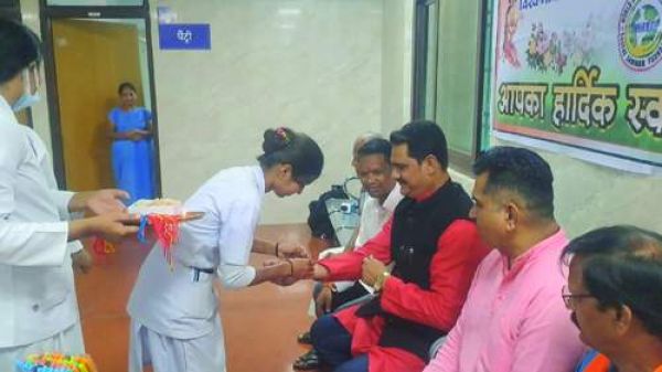 ड्यूटीरत नर्स बहनों से राखी बंधवाई 