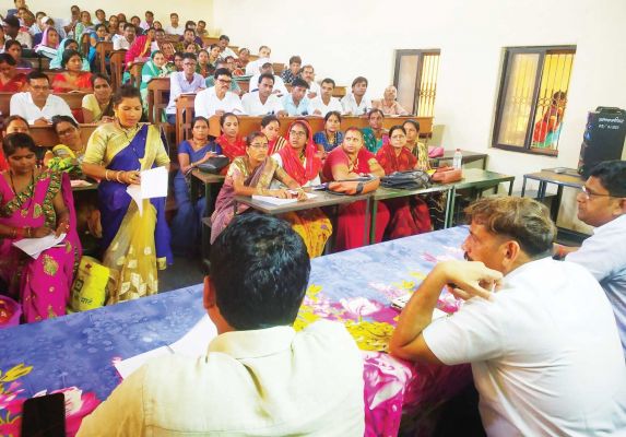 कलेक्टर ने त्रुटिरहित मतदाता सूची तैयार करने ली बैठक