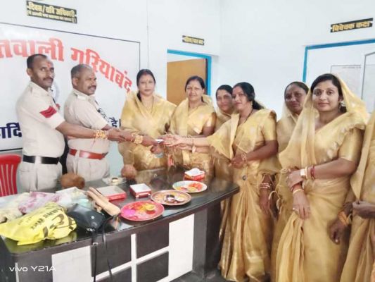 जिला साहू संघ महिला प्रकोष्ठ ने मनाया रक्षाबंधन महोत्सव, जवानों को बांधा रक्षासूत्र