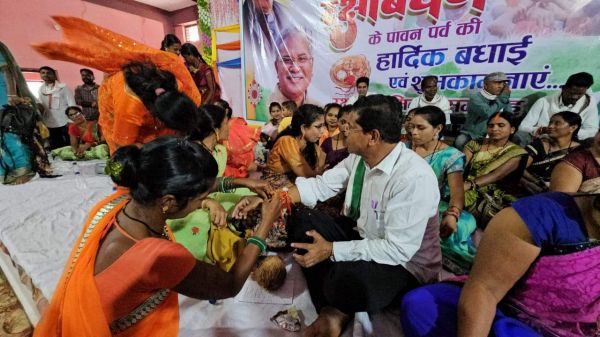 राखियों से लदा हाथ, मरकाम  ने बहनों को कहा धन्यवाद