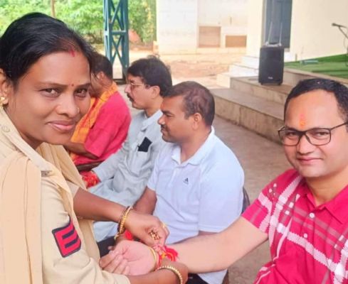 सीआईएसएफ व जिला पुलिस बल के जवानों संग मनाई राखी