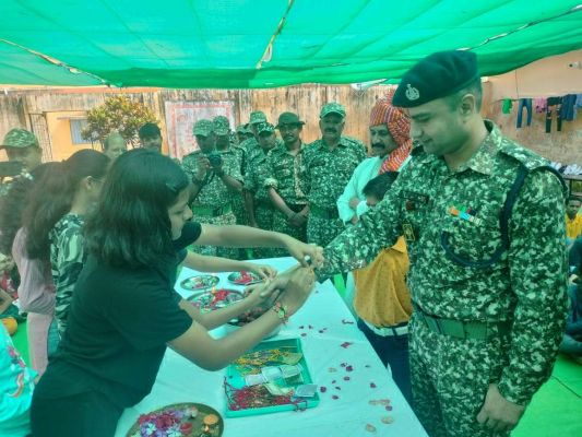 नवोदय विद्यालय की छात्राओं ने जवानों को बांधा राखी