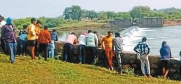 मछली मारने गया युवक नदी में बहा, दूसरे दिन एनीकट में दिखा शव