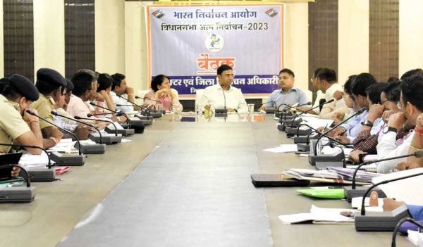 स्वतंत्र, निष्पक्ष एवं पारदर्शी चुनाव के लिए जिला निर्वाचन अधिकारी ने ली बैठक