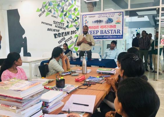 लाला जगदलपुरी ग्रंथालय में स्वीप के तहत मतदाता जागरूकता कार्यक्रम