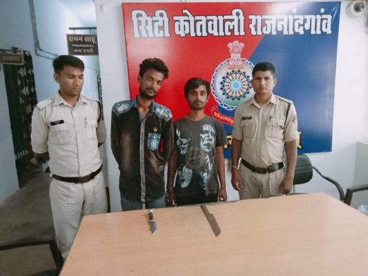 चाकू लेकर घूमने वाले 2 आरोपी पकड़ाए