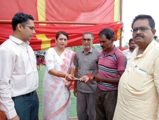 मृतक के परिजनों से मिली  जिपं सदस्य रानी पटेल