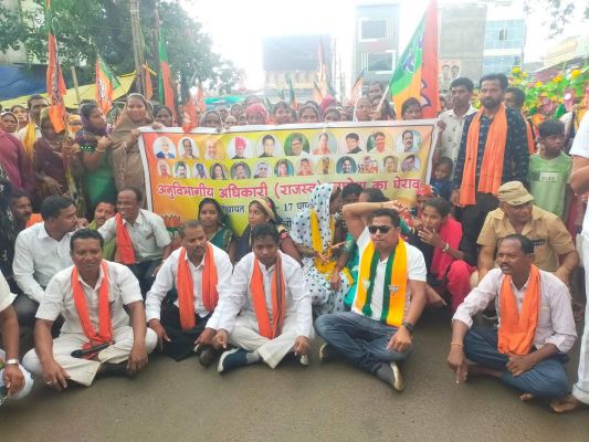 145 सूत्रीय मांगों पर घरघोड़ा बायपास में चक्काजाम